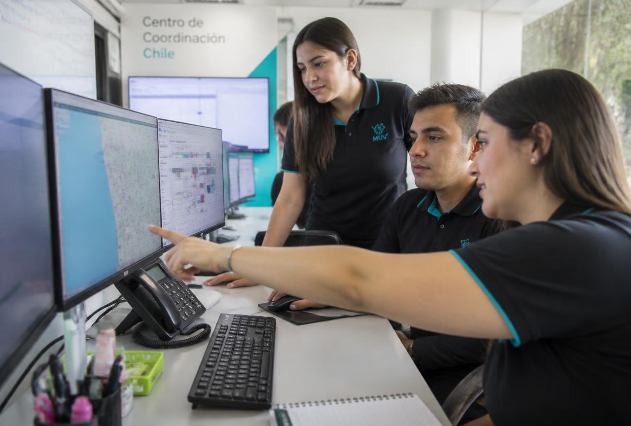 Equipo de coordinación de traslados trabajando en la central de despacho